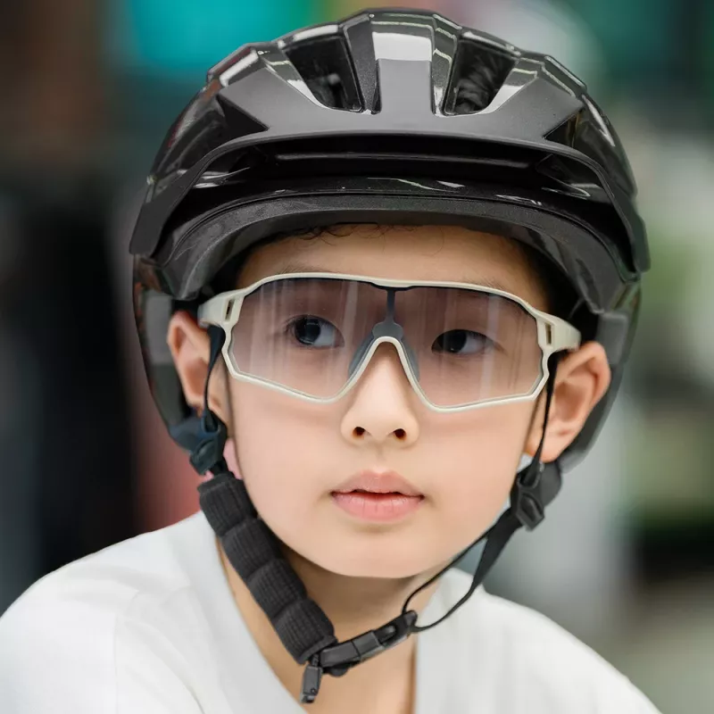 Rockbros LK-67 jauniešu velosipēda ķivere ar noņemamu vizieri, 54-58 cm, melna