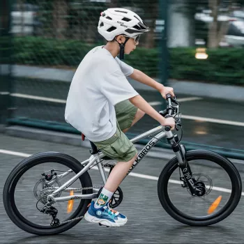 Rockbros LK-67 jauniešu velosipēda ķivere ar noņemamu vizieri, 54-58 cm, balta