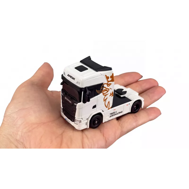 Amewi Mini-Scania 730 S ar kastes piekabi 1:64 RTR, balts (22784)