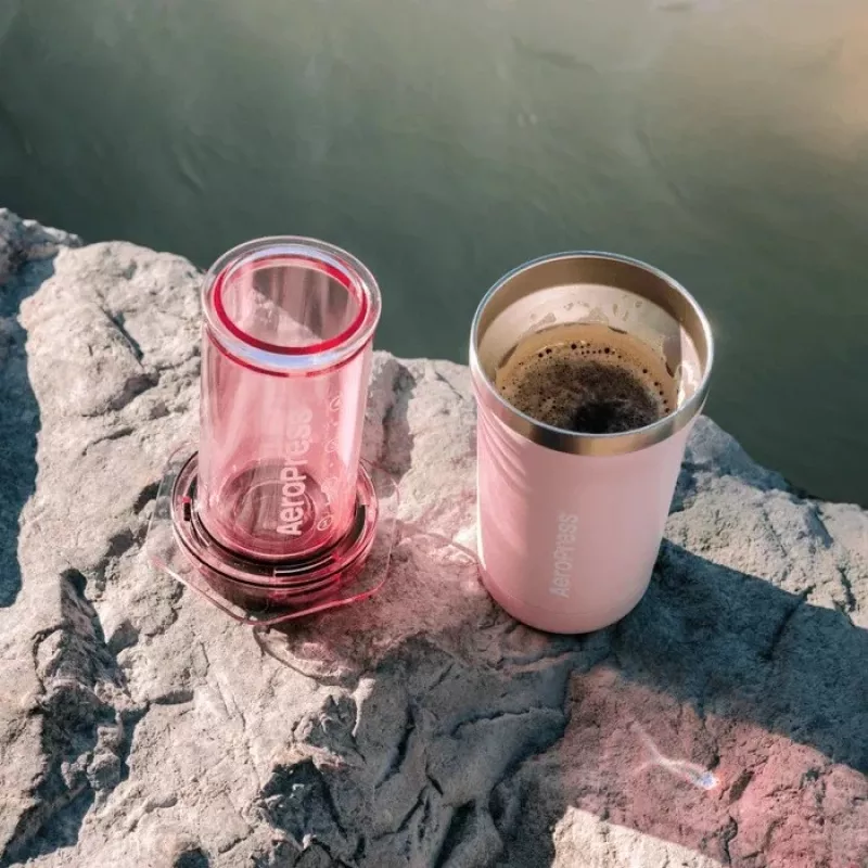 AeroPress Go Plus kafijas pagatavotājs ar rozā termokrūzi 475 ml