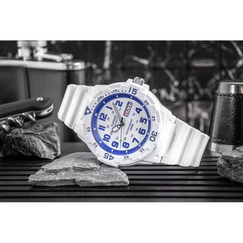 CASIO MRW200HC7B2VD Vīriešu analogais kvarca pulkstenis ar datuma un dienas rādījumu, 100m ūdensizturība, sveķu josla, balts ciparnīca, zils/sarkans rāmis