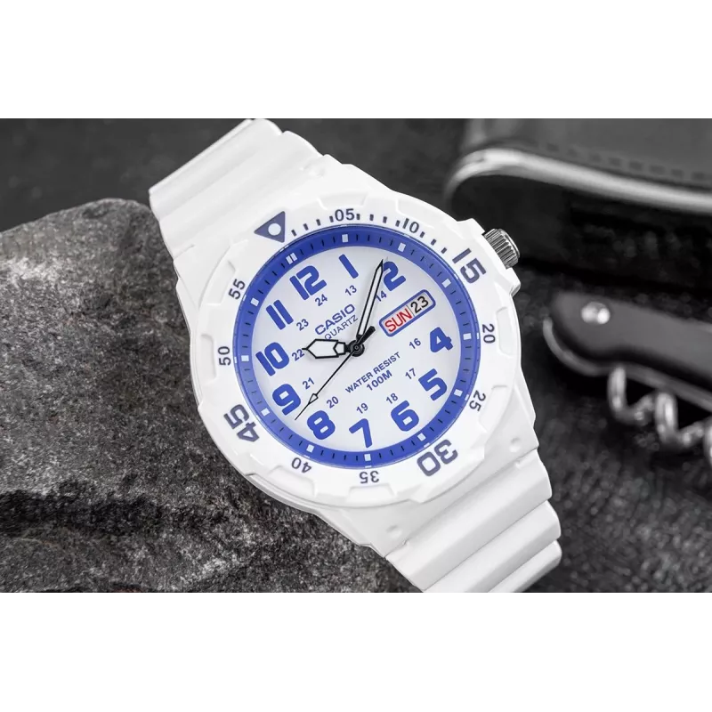 CASIO MRW200HC7B2VD Vīriešu analogais kvarca pulkstenis ar datuma un dienas rādījumu, 100m ūdensizturība, sveķu josla, balts ciparnīca, zils/sarkans rāmis