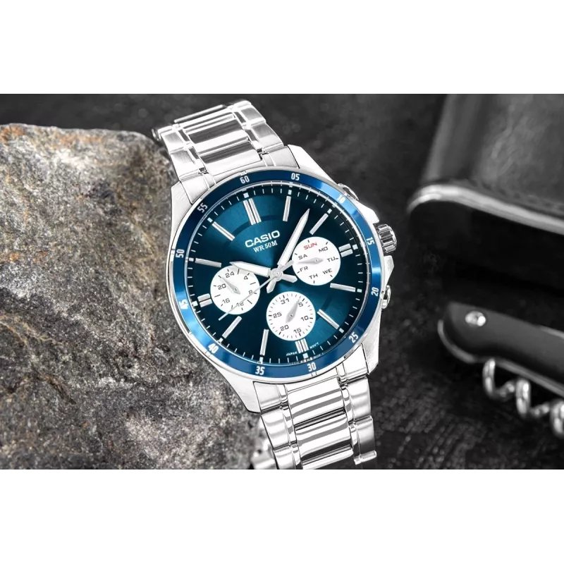 Casio MTP-1374D-2A3 Vīriešu analogais kvarca pulkstenis ar nerūsējošā tērauda rokassprādzi, zilu ciparnīcu, datumu un dienu, 50m ūdensizturība