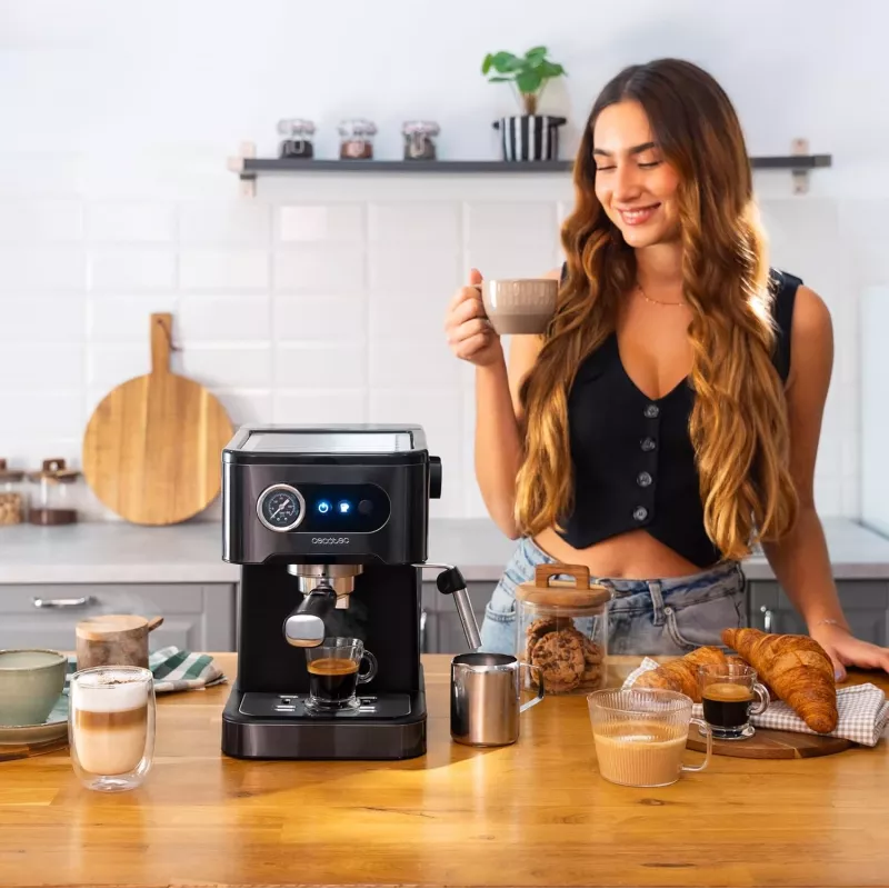 Cecotec Power Espresso 20 Pro Latte kafijas automāts, 20 bāru sūkņa spiediens, iebūvēts piena putotājs, pusautomātisks, melns, 1350 W