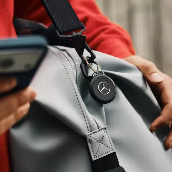 Chipolo LOOP Mercedes – uzlādējams Bluetooth izsekotājs ar silikona cilpu iOS un Android ierīcēm, melns