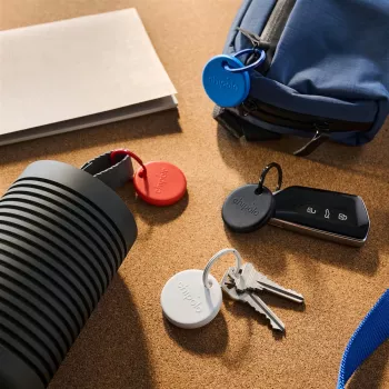 Chipolo POP – Bluetooth izsekotājs ar nomaināmu bateriju iOS un Android ierīcēm, 4 komplekts - melns, balts, sarkans, zils