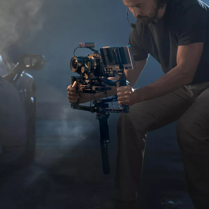 DJI RS 4 Pro Combo 2026 gimbala stabilizators ar attēla raidītāju un Focus Pro motoru