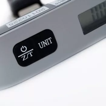 ELDOM WB10 Digitalais bagāžas svari 50 kg ar fona apgaismojumu LCD, nerūsējošā tērauda āķis, taras un turēšanas funkcijas