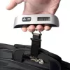 ELDOM WB10 Digitalais bagāžas svari 50 kg ar fona apgaismojumu LCD, nerūsējošā tērauda āķis, taras un turēšanas funkcijas