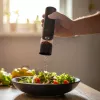 ELDOM ZMP5 ar baterijām darbināms sāls un piparu dzirnaviņu komplekts ar statīvu, melns