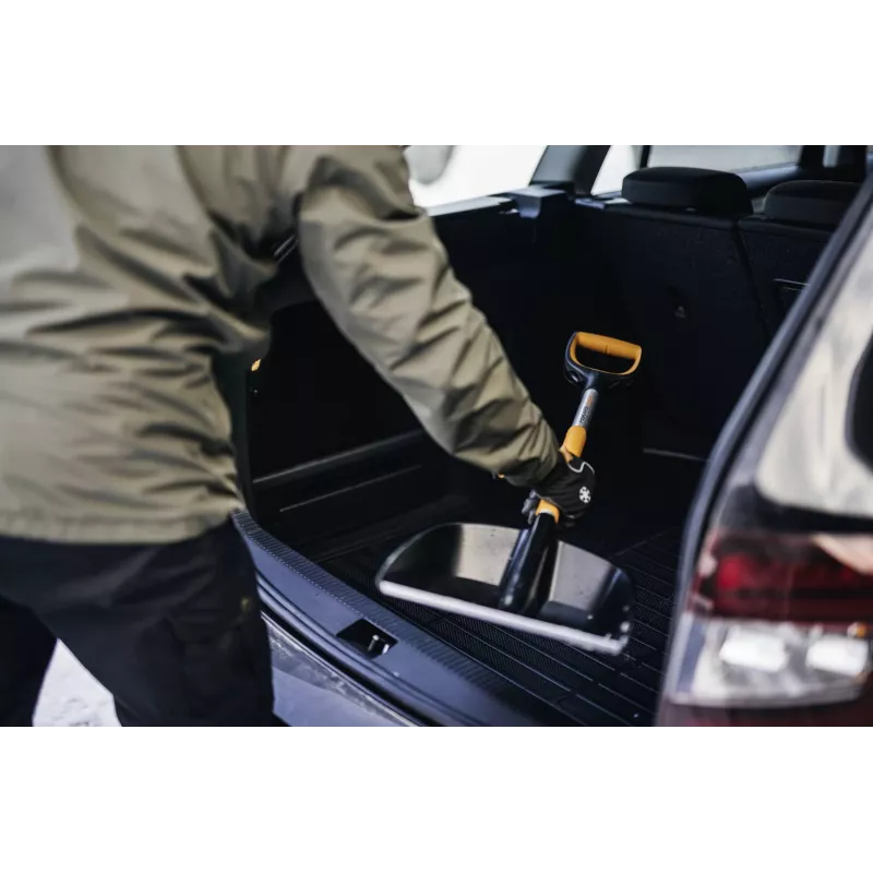 Fiskars X-series teleskopiskā auto sniega lāpsta (melna/oranža)