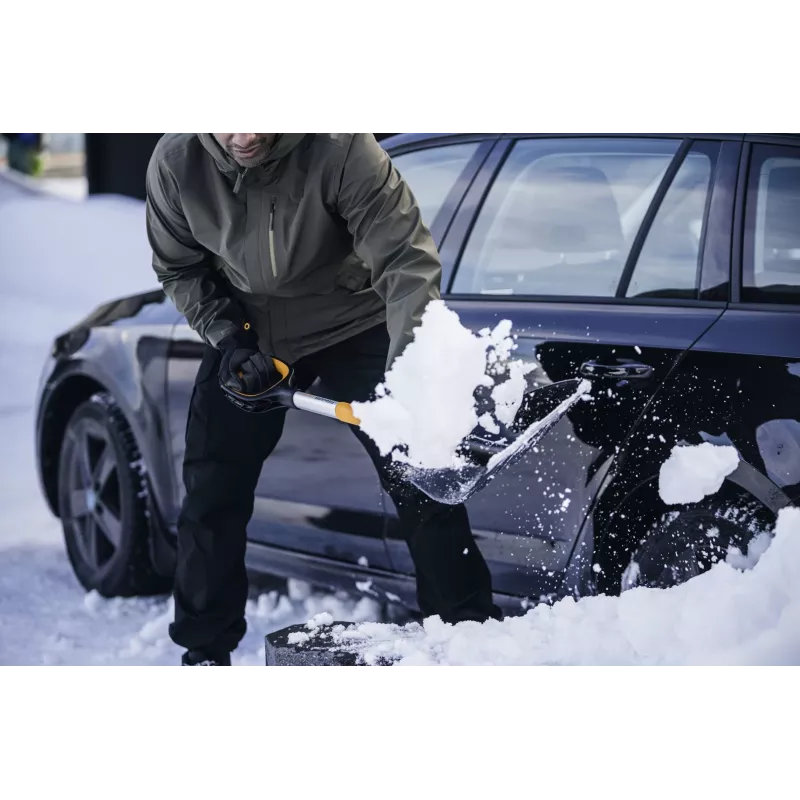 Fiskars X-series teleskopiskā auto sniega lāpsta (melna/oranža)