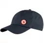 Fjällräven Logo Cap Dark Navy - Regulējama unisex cepure ar G-1000 Eco audumu