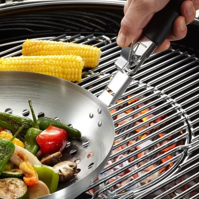 GEFU 89250 wok panna 30 cm nerūsējošais tērauds ar nepiedegošu pārklājumu, indukcijai piemērota, cepeškrāsnī līdz 200°C, nepiloša liešanas mala