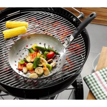 GEFU 89250 wok panna 30 cm nerūsējošais tērauds ar nepiedegošu pārklājumu, indukcijai piemērota, cepeškrāsnī līdz 200°C, nepiloša liešanas mala
