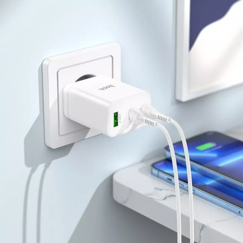 HOCO 35W Dual USB-C + USB-A PD & QC3.0 sienas lādētājs ar USB-C uz Lightning kabeli, balts