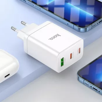 HOCO 35W Dual USB-C + USB-A PD & QC3.0 sienas lādētājs ar USB-C uz Lightning kabeli, balts
