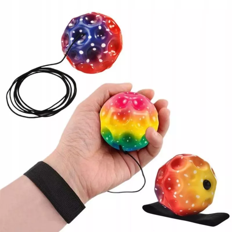 LEAN TOYS Lēcienbumba ar elastīgo lenti, sensorā, ar bedrītēm, krāsaina, 6 cm