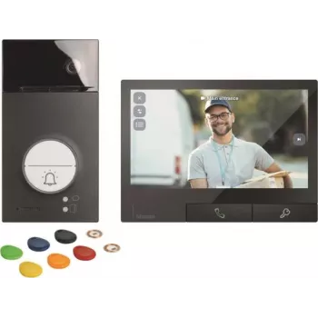 LEGRAND Bticino Flex'ONE video domofona komplekts ar LINEA 3000 ārdurvju paneli un CLASSE 300X iekštelpu monitoru, 1 poga, melns 363943