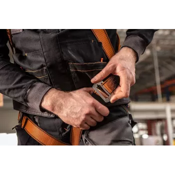NEO TOOLS drošības komplekts ar drošības virvi – PROTEKT P-01 pilna ķermeņa uzkabe, 2m kernmantle saite, tērauda karabīnes, EN 361/354/363, CE 0082