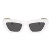 VERSACE VE4432U40187 Sieviešu kaķacs formas saulesbrilles - Melns acetāta rāmis, Pelēkas polikarbonāta lēcas, UV400 aizsardzība