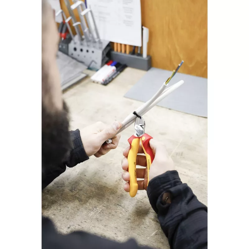 Wiha 43458 Profesionāls elektriķa diagonālais griezējs 200 mm, VDE izolēts, sarkans/dzeltens
