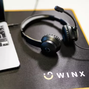 WINX CALL Clear 3,5 mm austiņas ar vadu, uz auss, ar trokšņu slāpējošu mikrofonu, skaļuma regulēšanu, ādas polsterējumu - melna