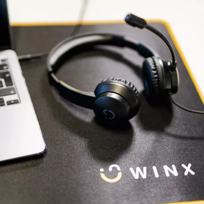WINX CALL Clear 3,5 mm austiņas ar vadu, uz auss, ar trokšņu slāpējošu mikrofonu, skaļuma regulēšanu, ādas polsterējumu - melna