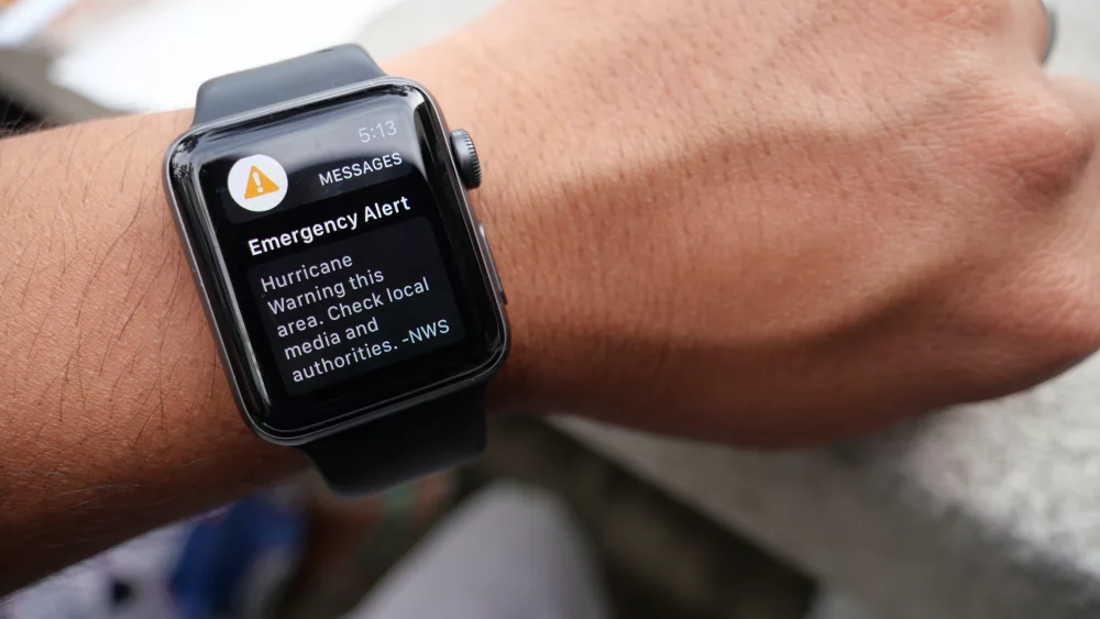 Apple Watch uz rokas ar ārkārtas brīdinājuma paziņojumu ekrānā