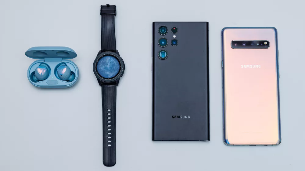 Samsung Galaxy Watch kopā ar bezvadu austiņām un diviem Samsung tālruņiem