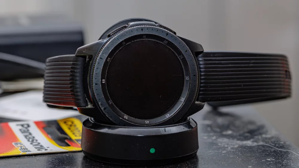 Samsung Galaxy Watch uz bezvadu uzlādes statīva