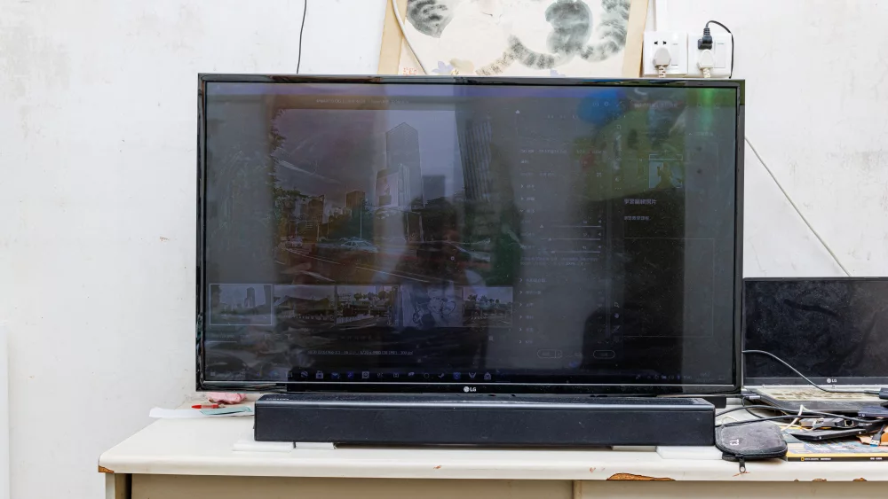 Televizors ar skaņas paneli uz TV galdiņa