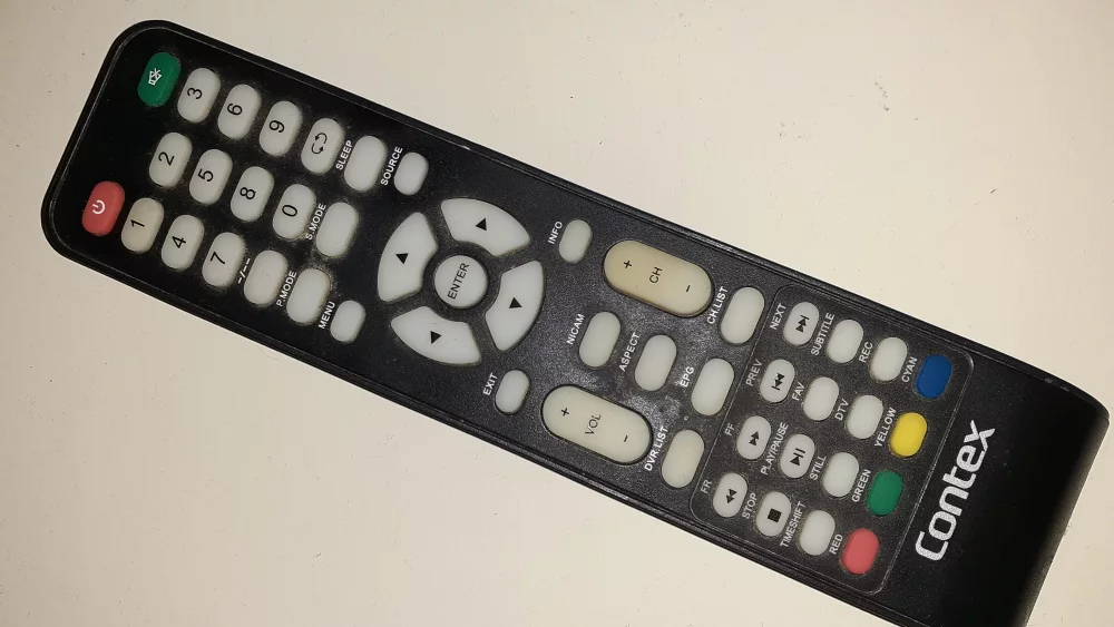 Televizora tālvadības pults ar krāsainajām pogām